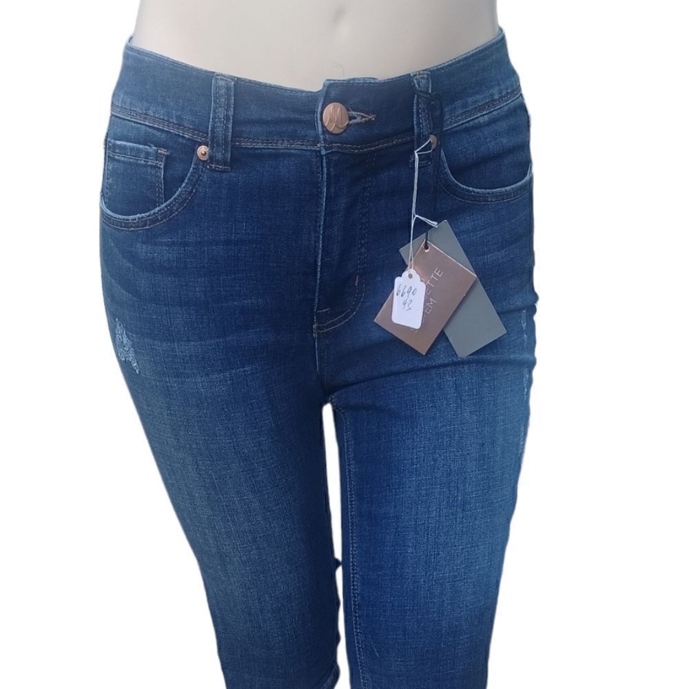 669043....Melissa McCarthy Seven7 Jean Shorts Size 10, W30", 13"Inseam 91/2"Rise